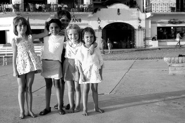las ni&ntilde;as de Puerto Villarta, 1976